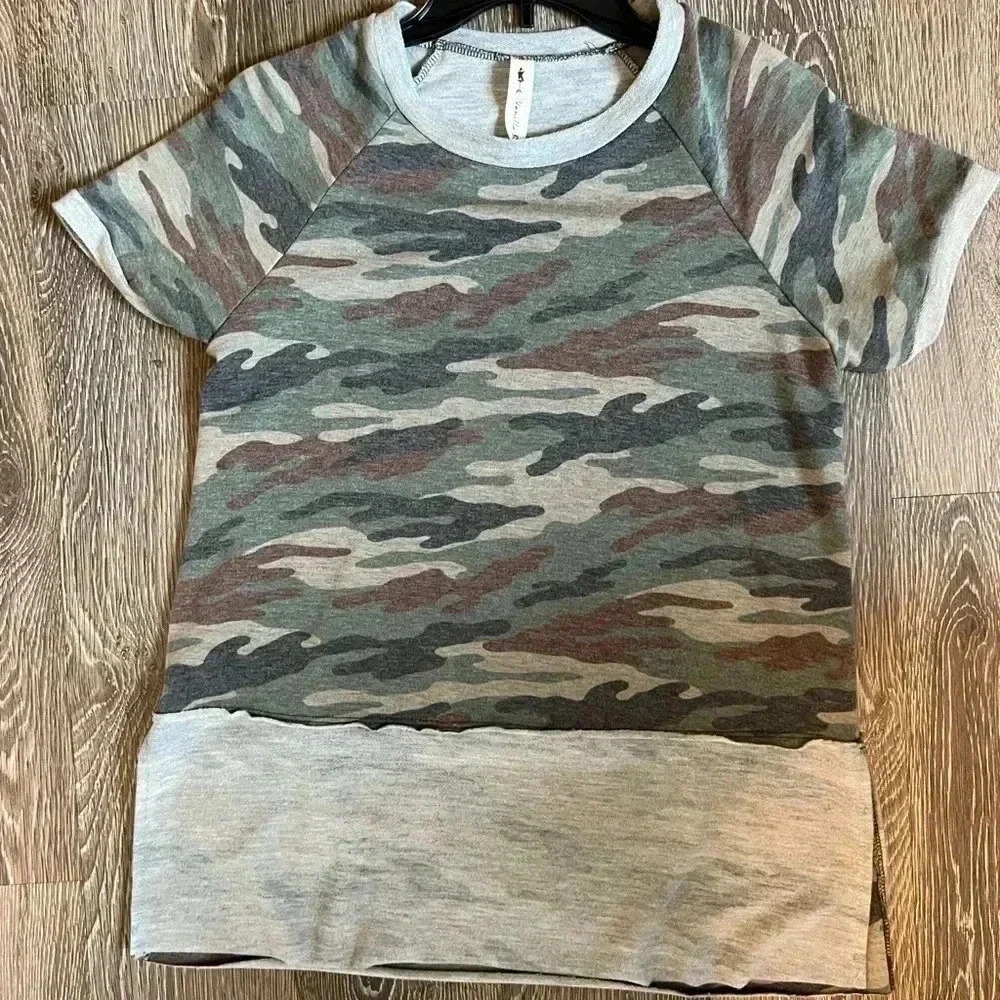 Vanilla Bay Woman’s Camo Shirt. Slightly oversized.Size small